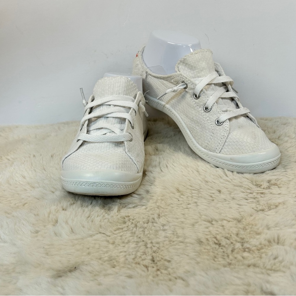 Time and Tru White Sneakers Classic Low-Top Design